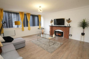 Spacious Apartment - Long stays welcome